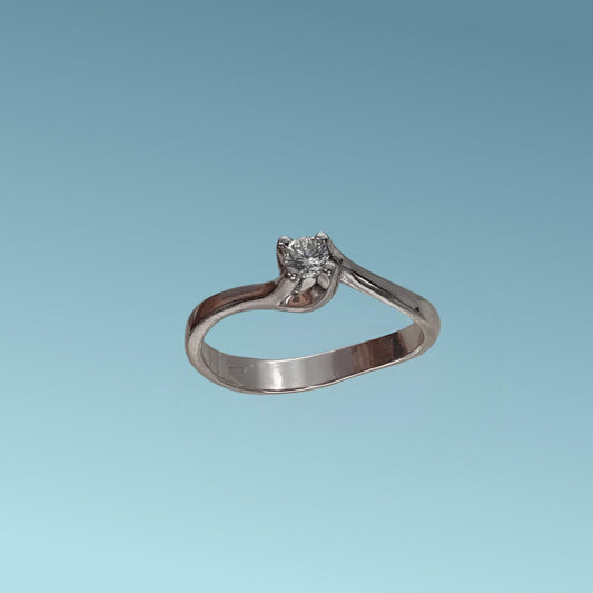 Anello Solitario in oro bianco 18kt di Meteore Gioielli con diamante naturale taglio brillante 0.12 carati F/VS. Simbolo di amore e unione. Perfetto per proposte di fidanzamento