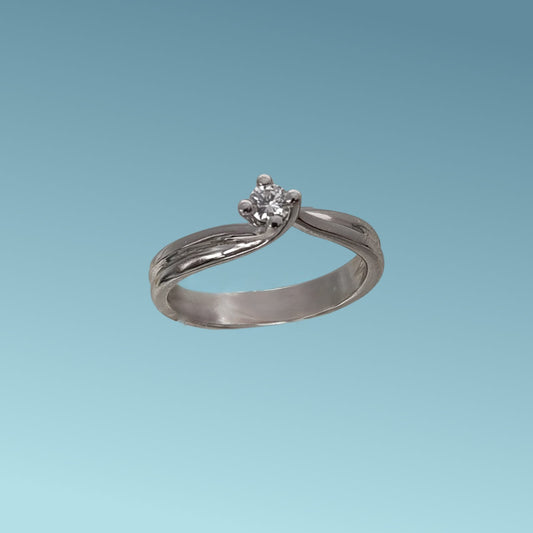 Anello Solitario in oro bianco 18kt di Meteore Gioielli con diamante naturale taglio brillante 0.13 carati F/VS.
 Simbolo di amore e unione. Perfetto per proposte di fidanzamento