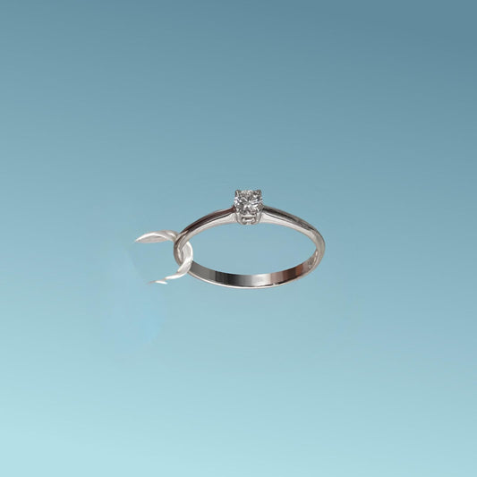 Anello Solitario in oro bianco 18kt di Meteore Gioielli con diamante naturale taglio brillante 0.15 carati G/VS. Simbolo di amore e unione. Perfetto per proposte di fidanzamento