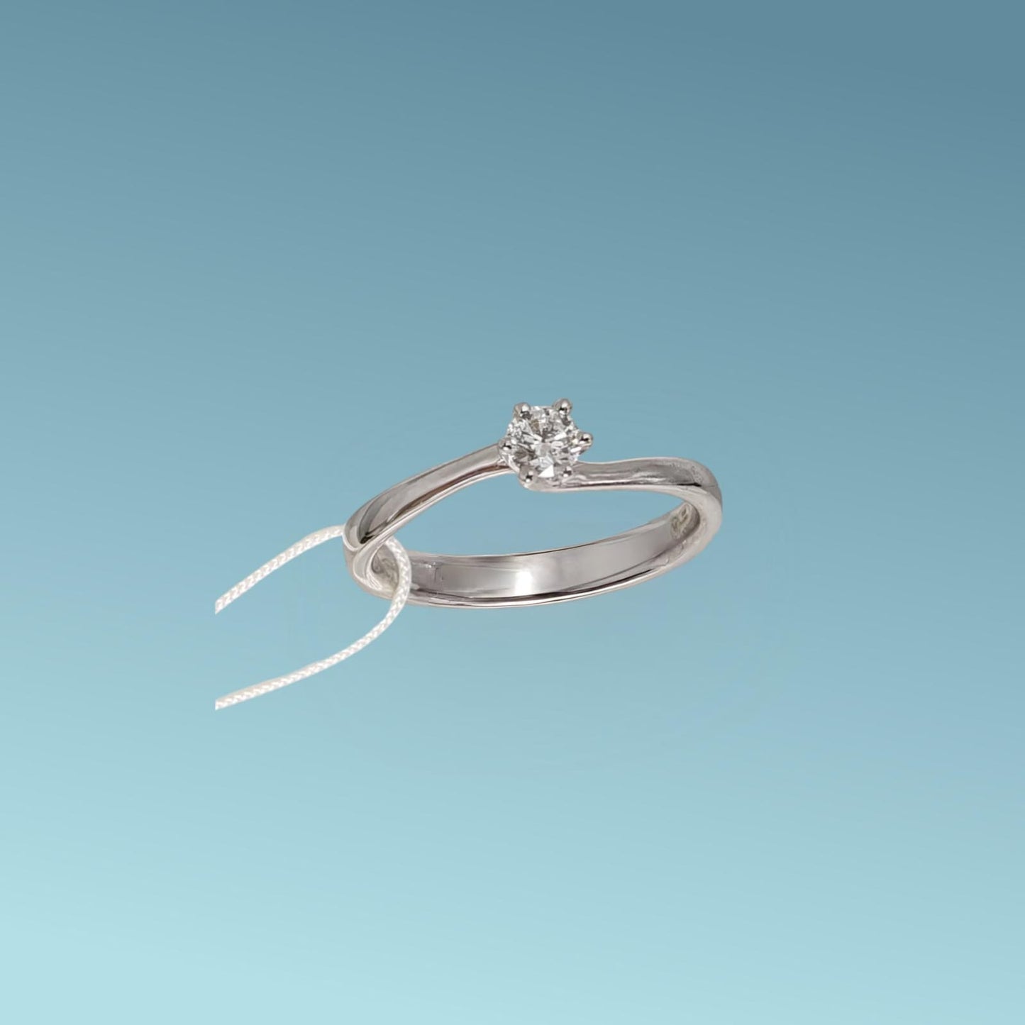 anello solitario in oro bianco 18kt di mirco visconti con diamante naturale taglio brillante 0.19 carati f/vs. simbolo di amore e unione. perfetto per proposte di fidanzamento