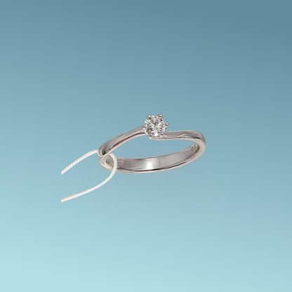 Anello Solitario in oro bianco 18kt di Mirco Visconti con diamante naturale taglio brillante 0.19 carati F/VS. Simbolo di amore e unione. Perfetto per proposte di fidanzamento