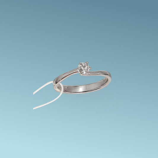 Anello Solitario in oro bianco 18kt di Mirco Visconti con diamante naturale taglio brillante 0.19 carati F/VS. Simbolo di amore e unione. Perfetto per proposte di fidanzamento