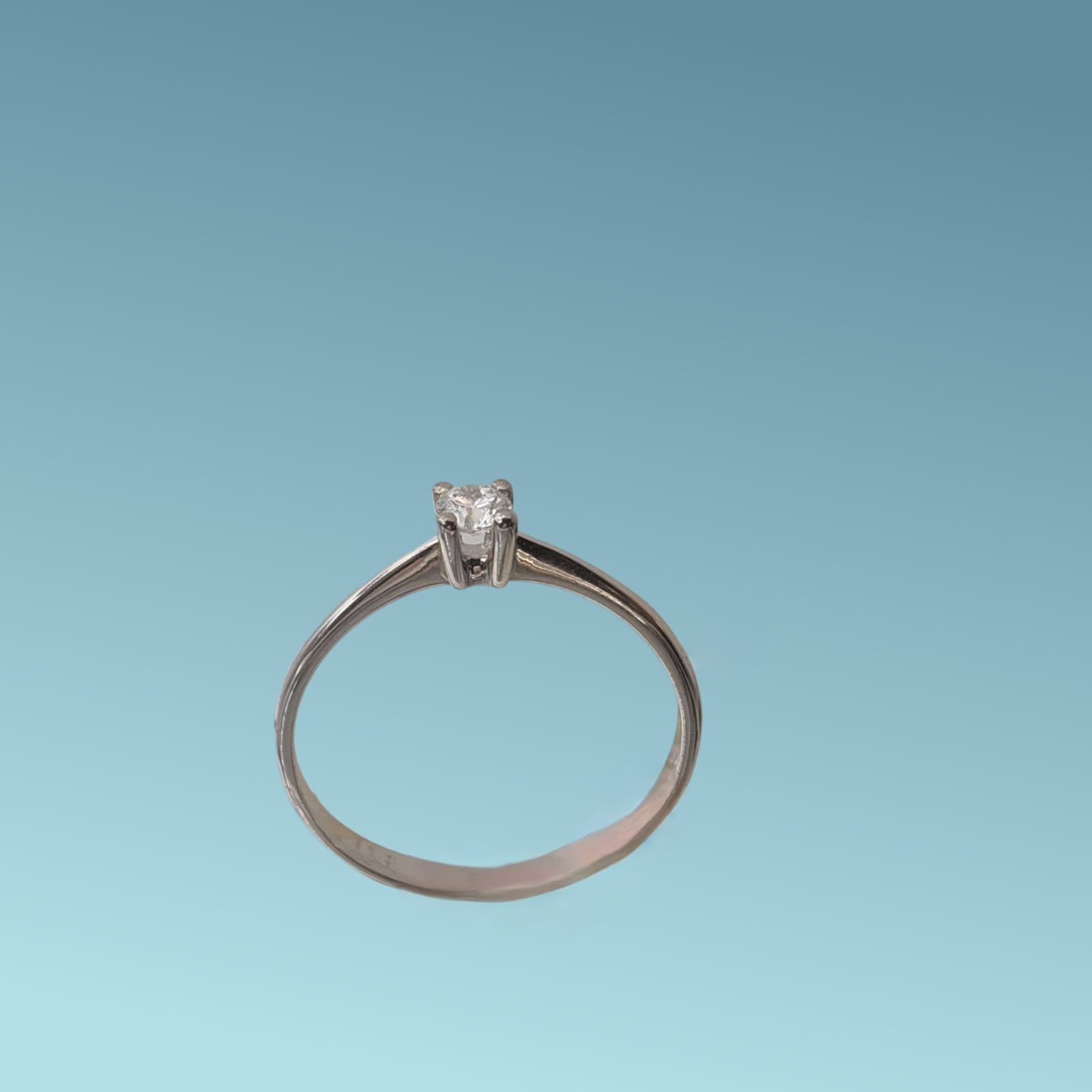 Anello Solitario in oro bianco 18kt di Mirco Visconti con diamante naturale taglio brillante. Vista frontale