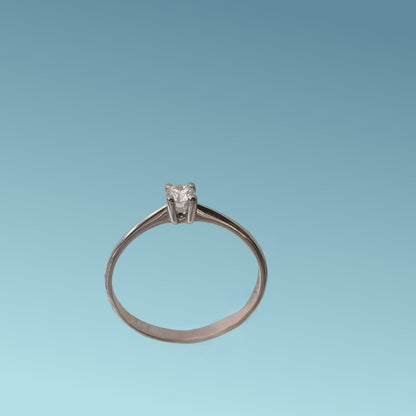 Anello Solitario in oro bianco 18kt di Mirco Visconti con diamante naturale taglio brillante. Vista frontale