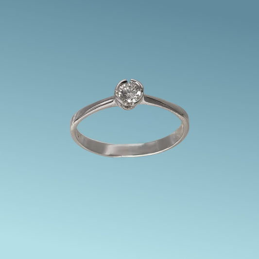 Anello Solitario in oro bianco 18kt di Meteore Gioielli con diamante naturale taglio brillante 0.16 carati G/VS. Simbolo di amore e unione. Perfetto per proposte di fidanzamento