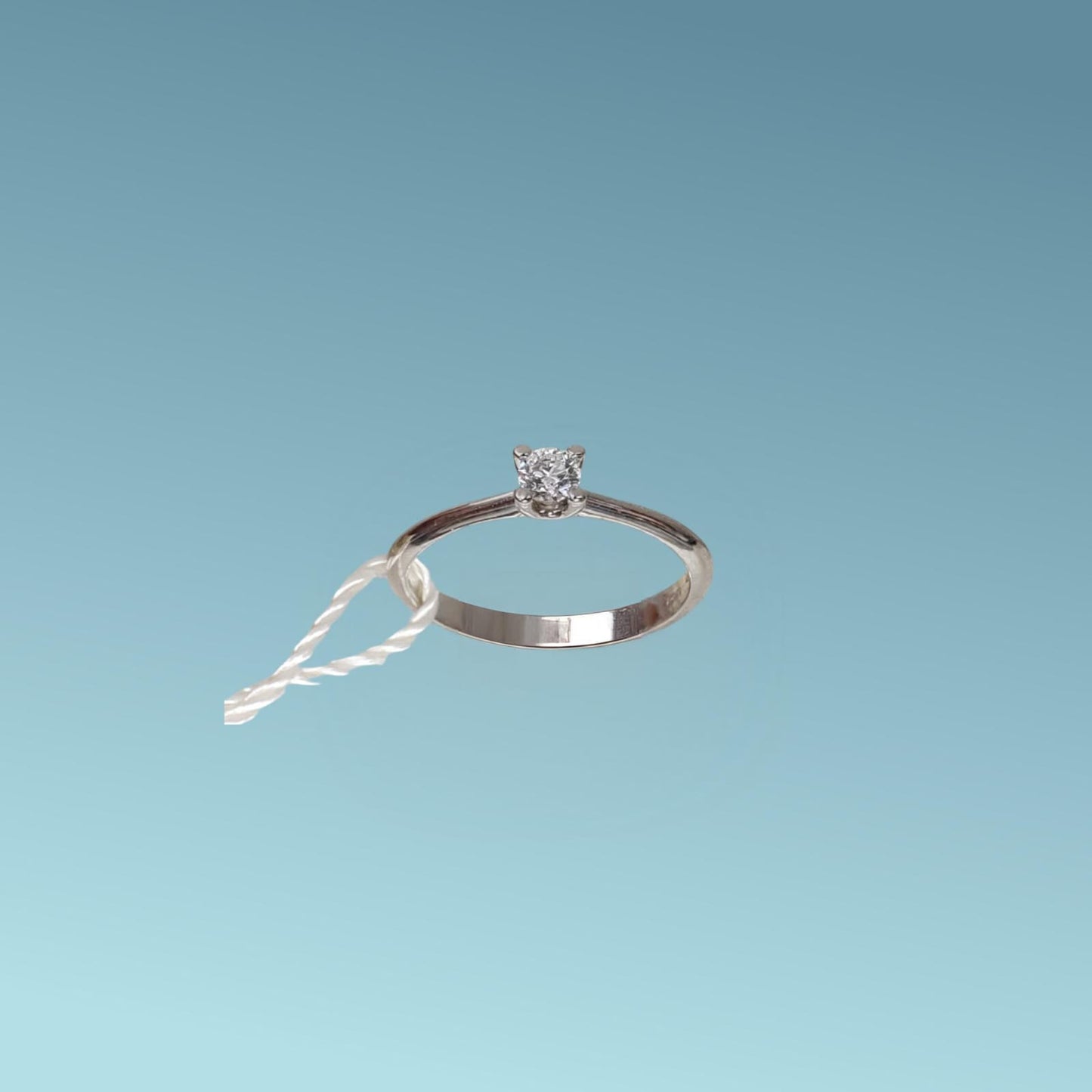anello solitario in oro bianco 18kt di meteore gioielli con diamante naturale taglio brillante 0.18 carati g/vs. simbolo di amore e unione. perfetto per proposte di fidanzamento