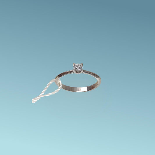 Anello Solitario in oro bianco 18kt di Meteore Gioielli con diamante naturale taglio brillante 0.18 carati G/VS. Simbolo di amore e unione. Perfetto per proposte di fidanzamento