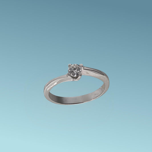 Anello Solitario in oro bianco 18kt di Meteore Gioielli con diamante naturale taglio brillante 0.20 c rati G/VS. Simbolo di amore e unione. Perfetto per proposte di fidanzamento