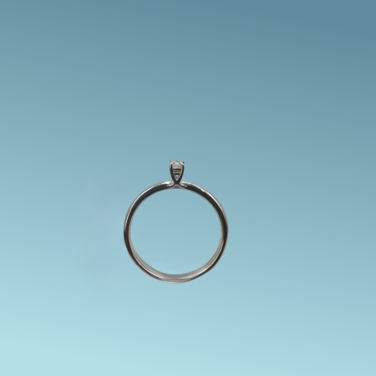 Anello Solitario in oro bianco 18kt di Mirco Visconti con diamante naturale taglio brillante. Simbolo di amore e unione. Vista frontale.