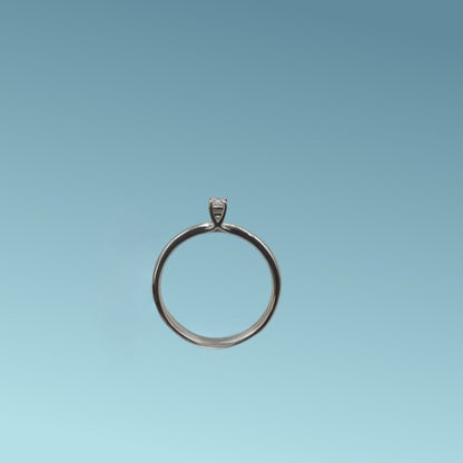 Anello Solitario in oro bianco 18kt di Mirco Visconti con diamante naturale taglio brillante. Simbolo di amore e unione. Vista frontale.