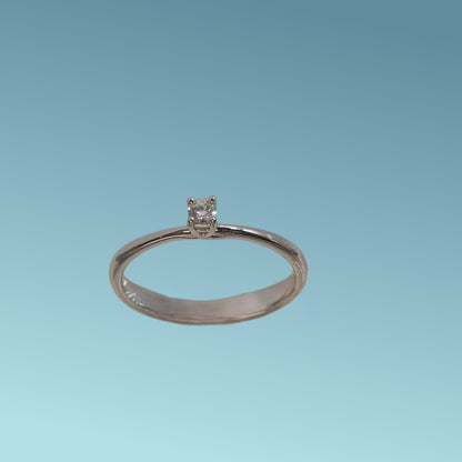 Anello Solitario in oro bianco 18kt di Mirco Visconti con diamante naturale taglio brillante. Simbolo di amore e unione. Perfetto per proposte di fidanzamento