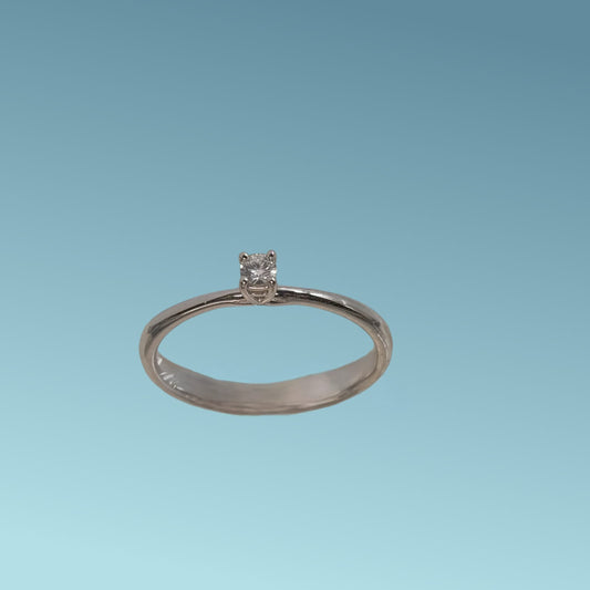 Anello Solitario in oro bianco 18kt di Mirco Visconti con diamante naturale taglio brillante. Simbolo di amore e unione. Perfetto per proposte di fidanzamento