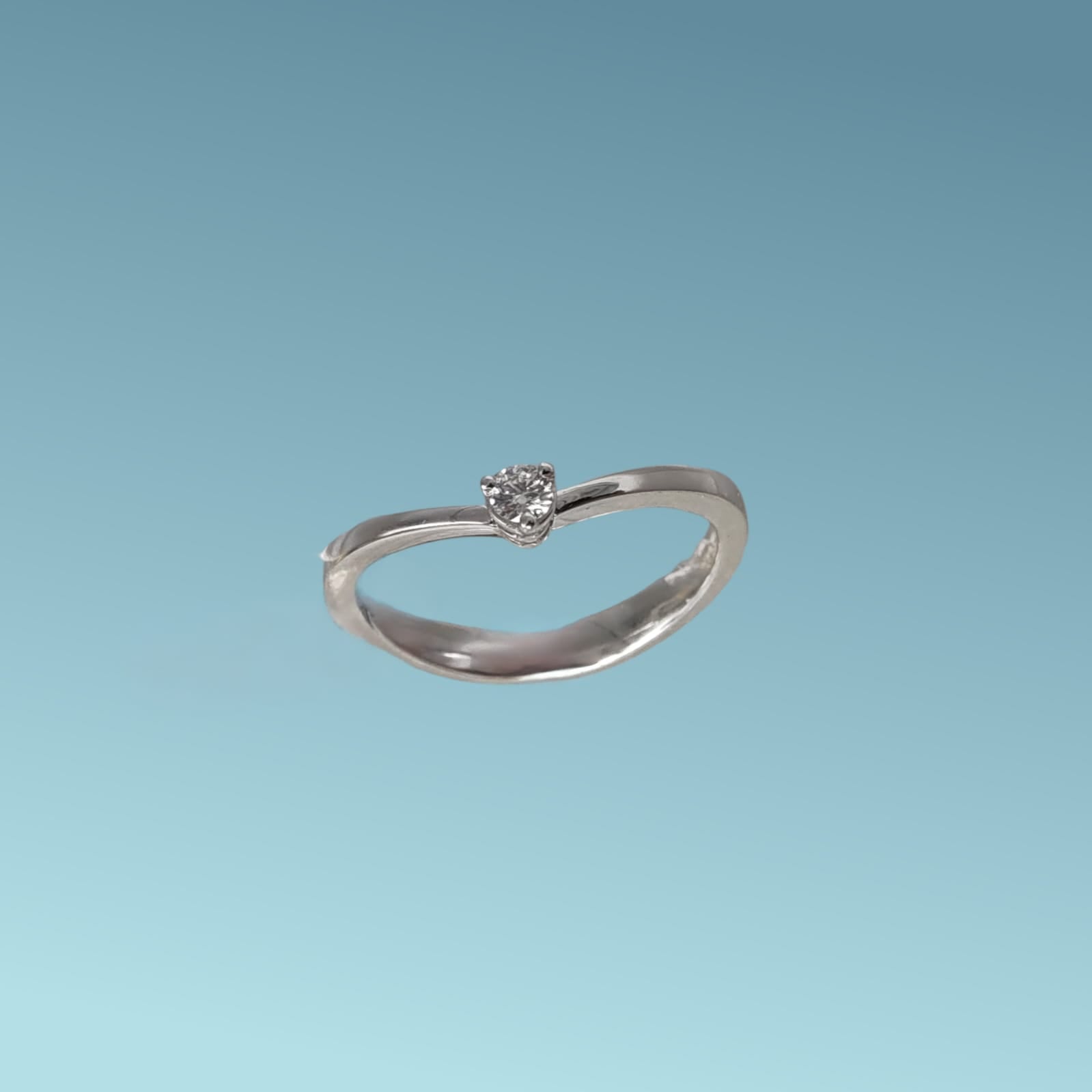 Anello Solitario in oro bianco 18kt di Meteore Gioielli con diamante naturale taglio brillante 0.09 carati G/VS. Simbolo di amore e unione. Perfetto per proposte di fidanzamento