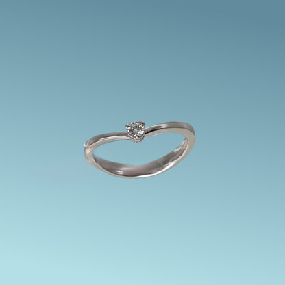 Anello Solitario in oro bianco 18kt di Meteore Gioielli con diamante naturale taglio brillante 0.09 carati G/VS. Simbolo di amore e unione. Perfetto per proposte di fidanzamento