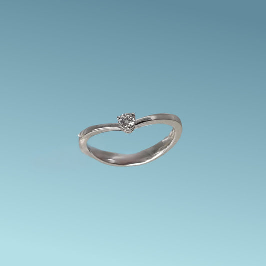 Anello Solitario in oro bianco 18kt di Meteore Gioielli con diamante naturale taglio brillante 0.09 carati G/VS. Simbolo di amore e unione. Perfetto per proposte di fidanzamento