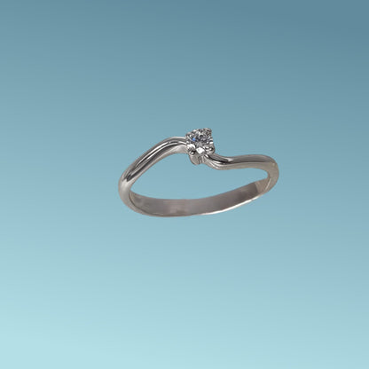 Anello Solitario in oro bianco 18kt di Meteore Gioielli con diamante naturale taglio brillante 0.10 carati G/VS. Simbolo di amore e unione. Perfetto per proposte di fidanzamento