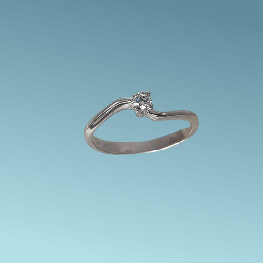 Anello Solitario in oro bianco 18kt di Meteore Gioielli con diamante naturale taglio brillante 0.10 carati G/VS. Simbolo di amore e unione. Perfetto per proposte di fidanzamento