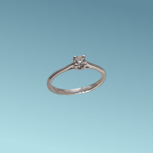 Anello Solitario in oro bianco 18kt di Meteore Gioielli con diamante naturale taglio brillante 0.15 carati G/VS. Simbolo di amore e unione. Perfetto per proposte di fidanzamento