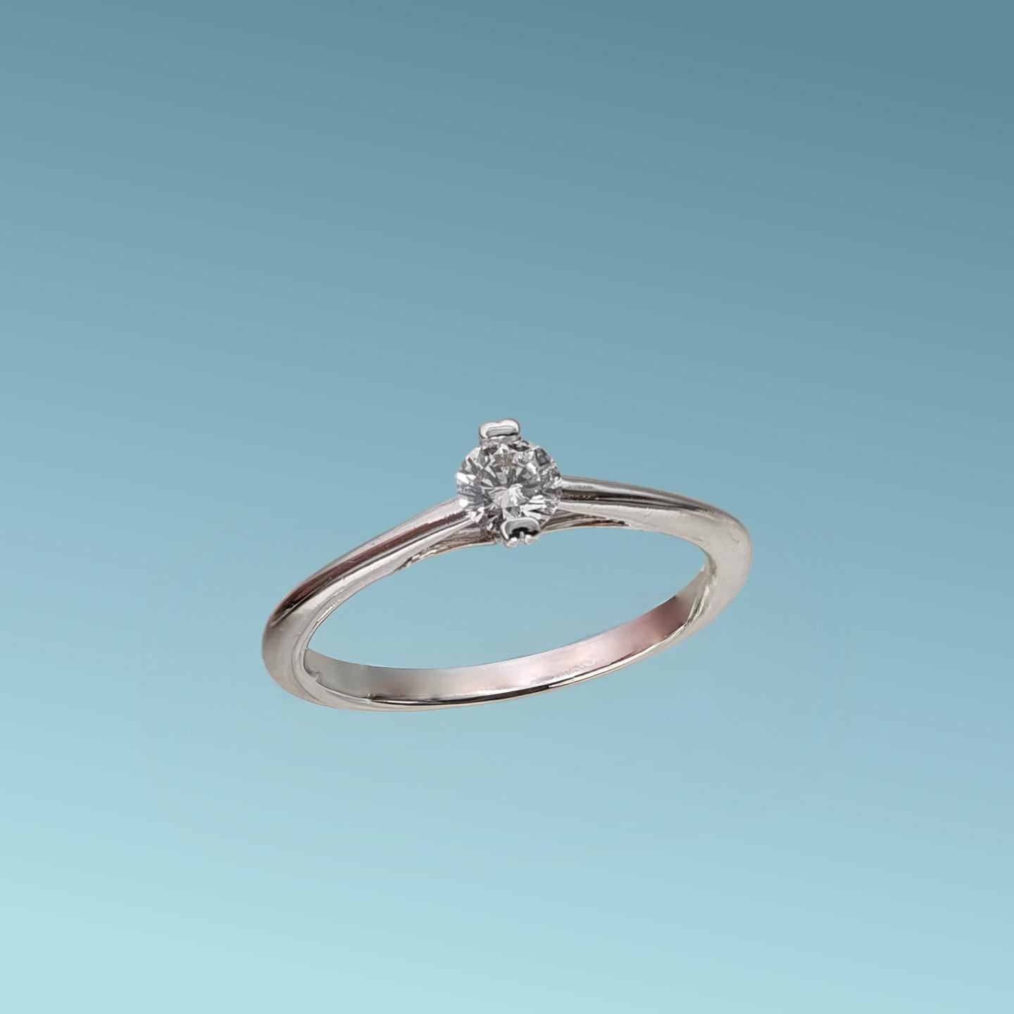 Anello Solitario in oro bianco 18kt di Meteore Gioielli con diamante naturale taglio brillante. Simbolo di amore e unione. Perfetto per proposte di fidanzamento