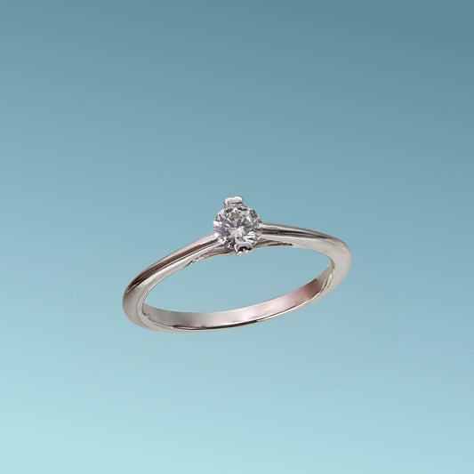 Anello Solitario in oro bianco 18kt di Meteore Gioielli con diamante naturale taglio brillante. Simbolo di amore e unione. Perfetto per proposte di fidanzamento