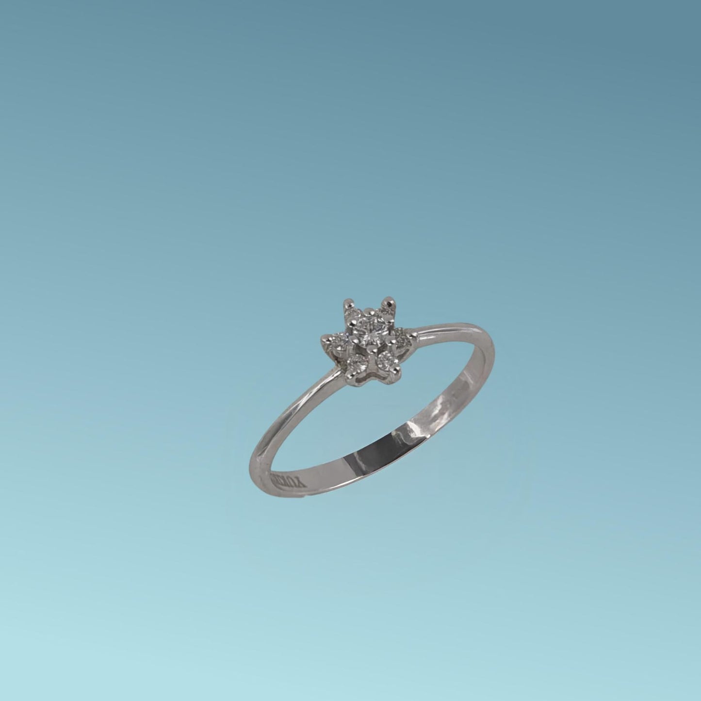 anello fantasia in oro bianco 18kt di meteore gioielli presenta al centro un diamante naturale  e intorno sei diamanti più piccoli per un totale di 0.11ct.
