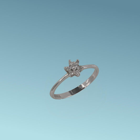 Anello fantasia in oro bianco 18kt di Meteore Gioielli presenta al centro un diamante naturale  e intorno sei diamanti più piccoli per un totale di 0.11ct.