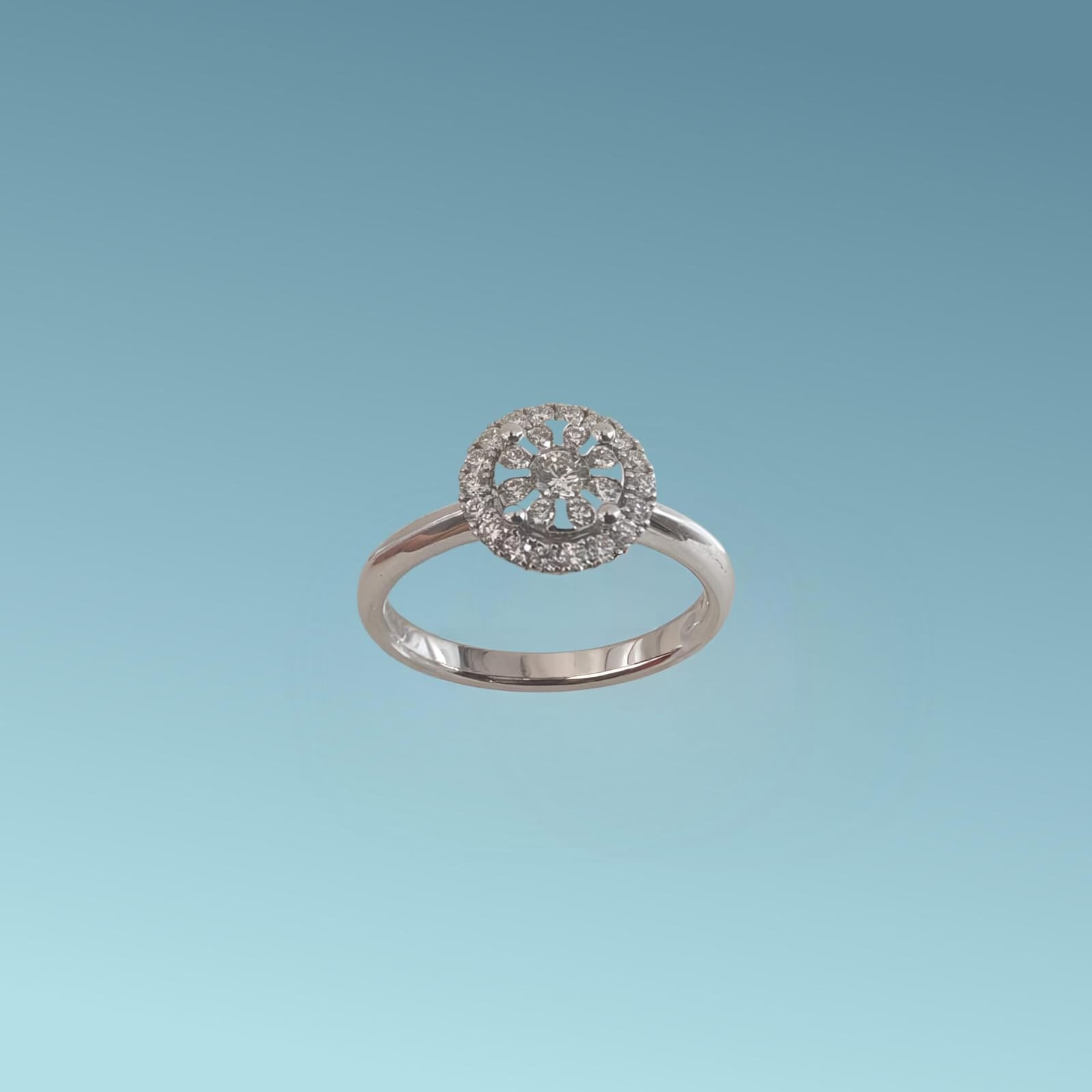 anello Pavè in oro bianco 18kt di Mirco Visconti presenta Il centrale di diamanti naturali 0.33 kt, impreziosito da un contorno di diamanti naturali di 0.11kt