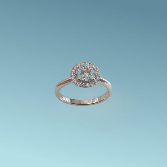 anello Pavè in oro bianco 18kt di Mirco Visconti presenta Il centrale di diamanti naturali 0.33 kt, impreziosito da un contorno di diamanti naturali di 0.11kt