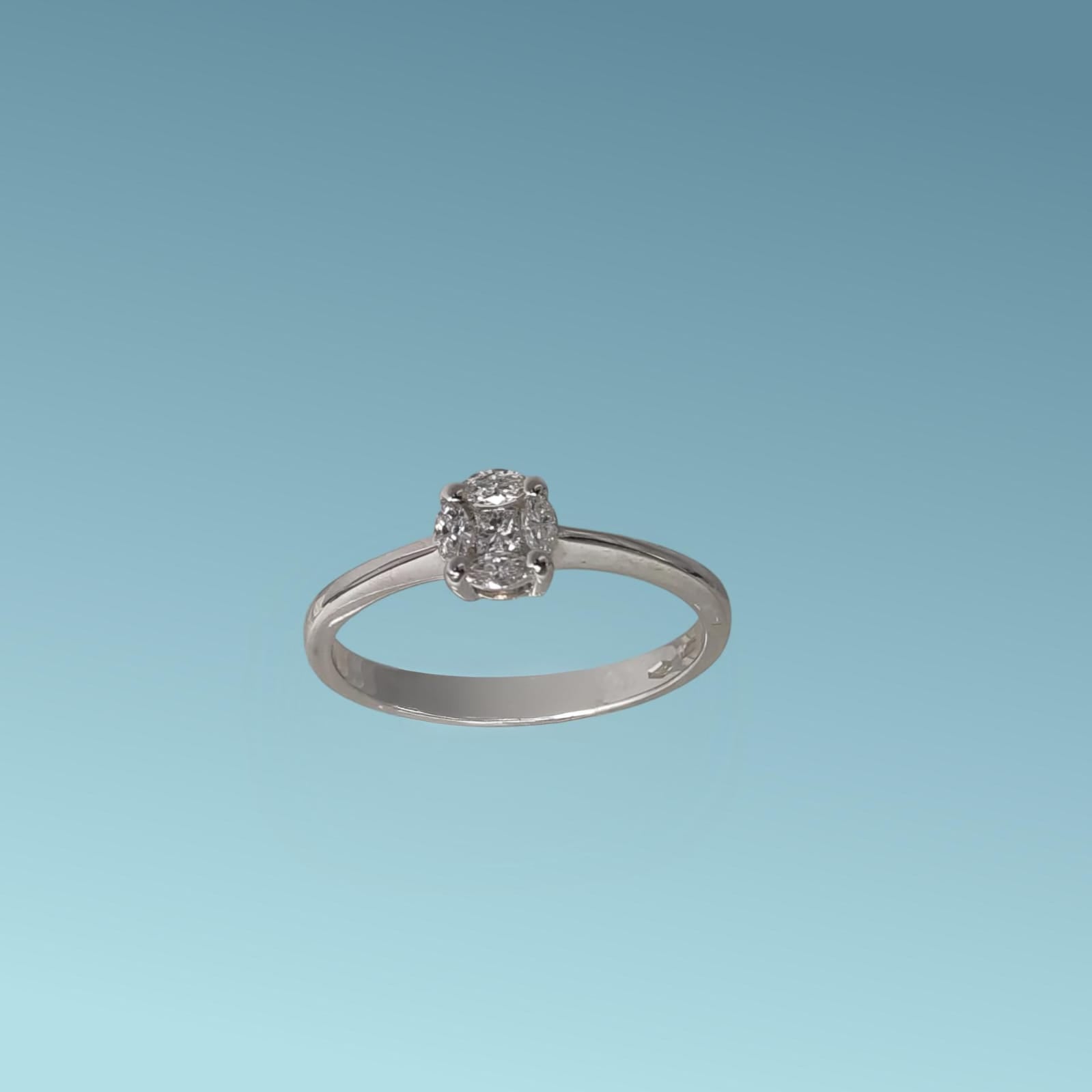 Anello Solitario tipo magic in oro bianco 18kt di Meteore Gioielli con diamanti naturali. I diamanti  laterali dono taglio navette e il diamante centrale taglio carrè.