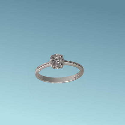 Anello Solitario tipo magic in oro bianco 18kt di Meteore Gioielli con diamanti naturali. I diamanti  laterali dono taglio navette e il diamante centrale taglio carrè.