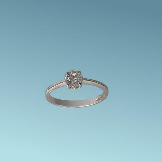 Anello Solitario tipo magic in oro bianco 18kt di Meteore Gioielli con diamanti naturali. I diamanti  laterali dono taglio navette e il diamante centrale taglio carrè.