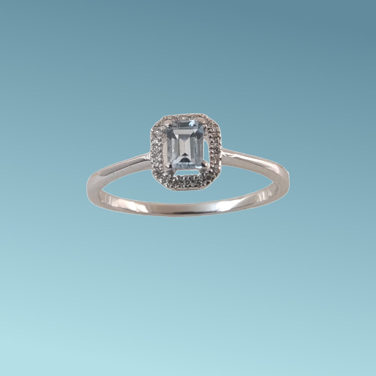 anello in oro bianco 18kt di meteore gioielli con acquamarina naturale taglio rettangolare ct 0.24 con contorno di diamanti naturali taglio brillante 0.09ct.