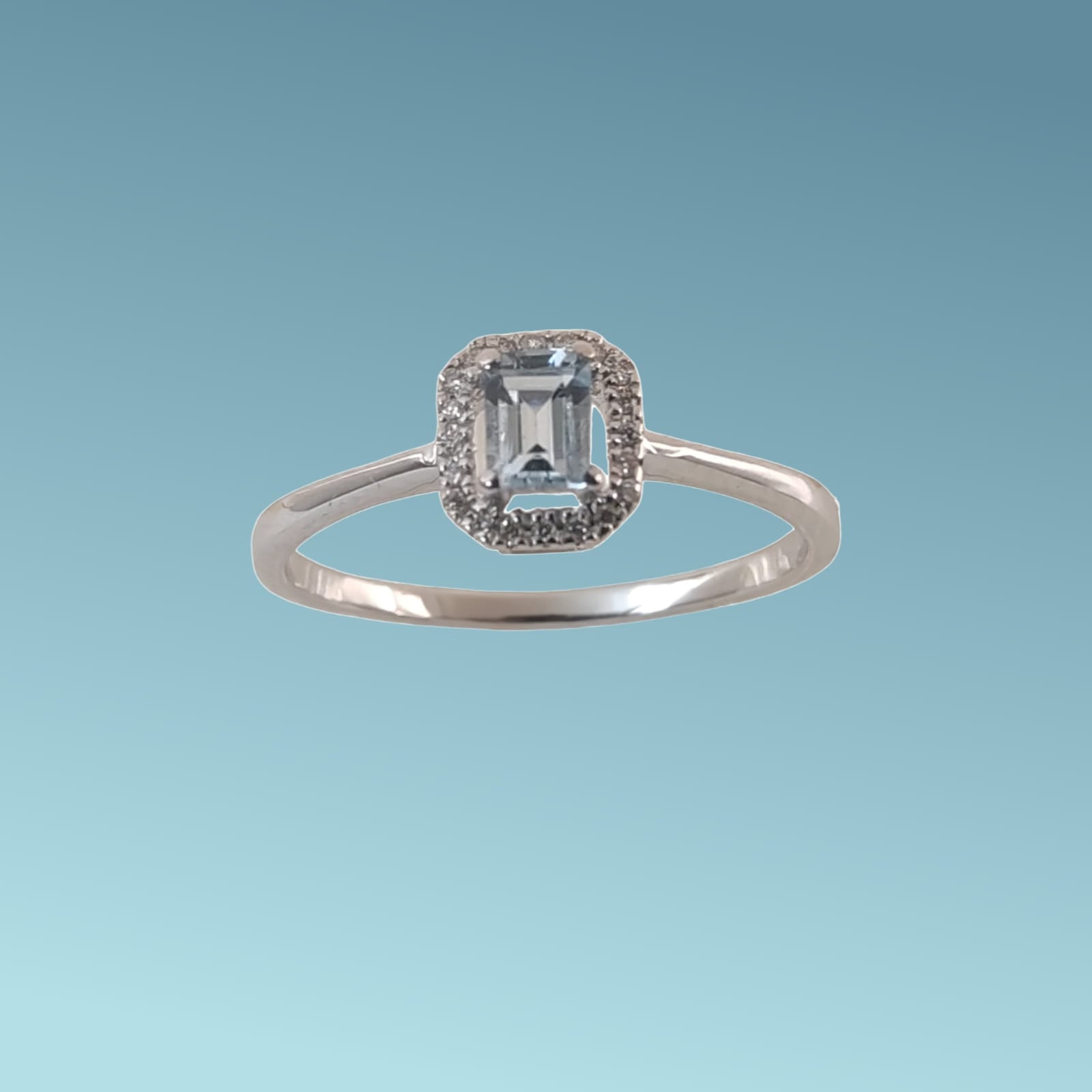 Anello in oro bianco 18kt di Meteore gioielli con Acquamarina naturale taglio rettangolare ct 0.24 con contorno di diamanti naturali taglio brillante 0.09ct.