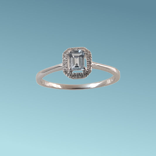 Anello in oro bianco 18kt di Meteore gioielli con Acquamarina naturale taglio rettangolare ct 0.24 con contorno di diamanti naturali taglio brillante 0.09ct.