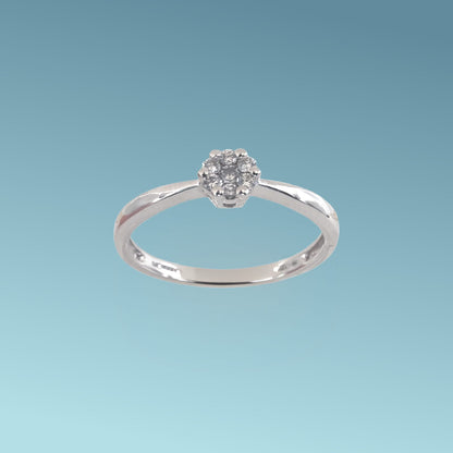 Anello Solitario in oro bianco 18kt di Meteore Gioielli presenta diamanti naturali incassati su un castone "Magic" che da l'illusione di un unica pietra