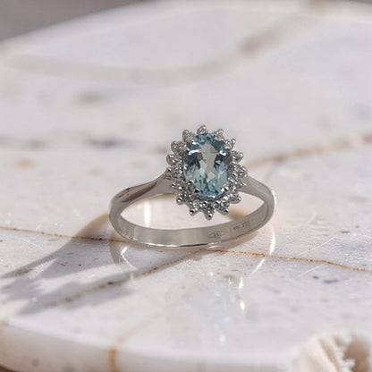 Anello in oro 18 kt con acquamarina ovale naturale da 0,81 carati e contorno di diamanti taglio brillante da 0,14 carati totali. Un gioiello della collezione Meteore Gioielli