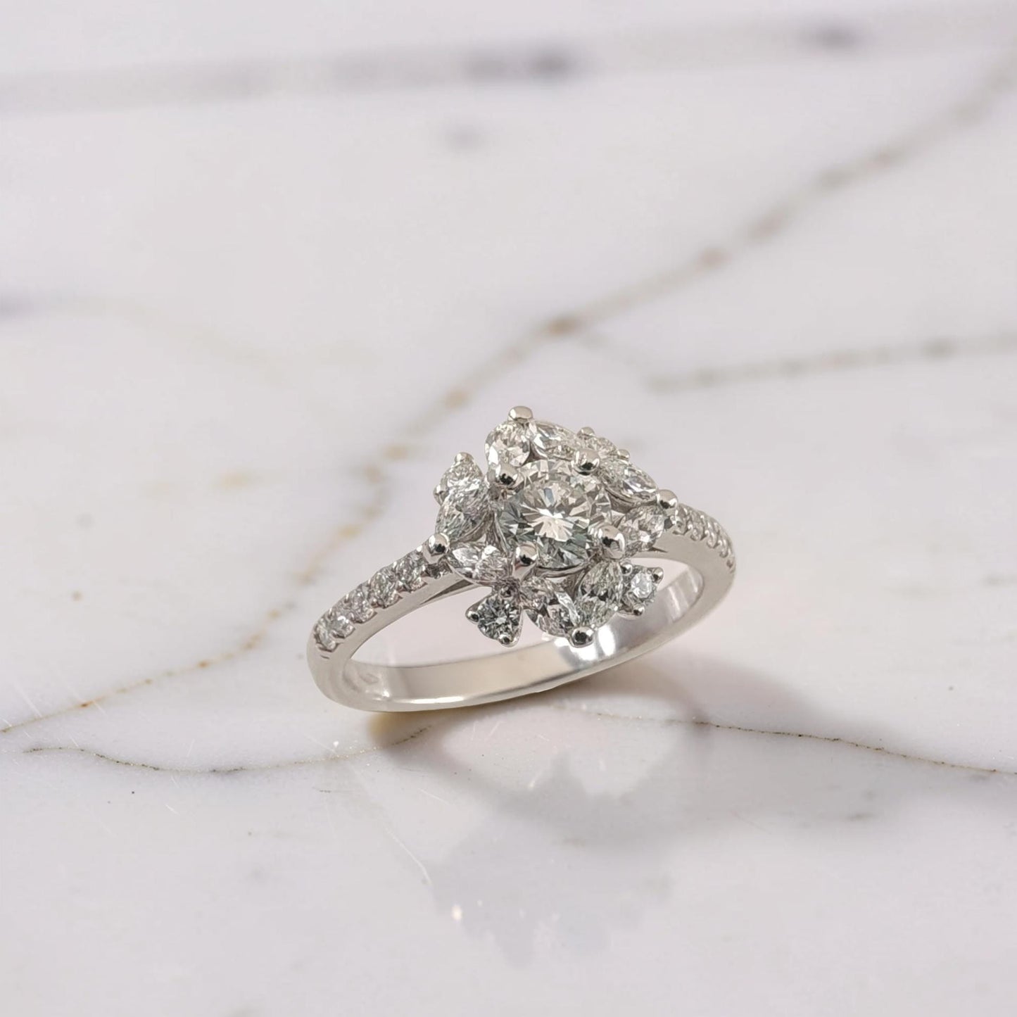 anello floreale in oro bianco 18kt con diamante centrale taglio brillante da 0,51 ct e diamanti taglio marquise e brillante meteore gioielli