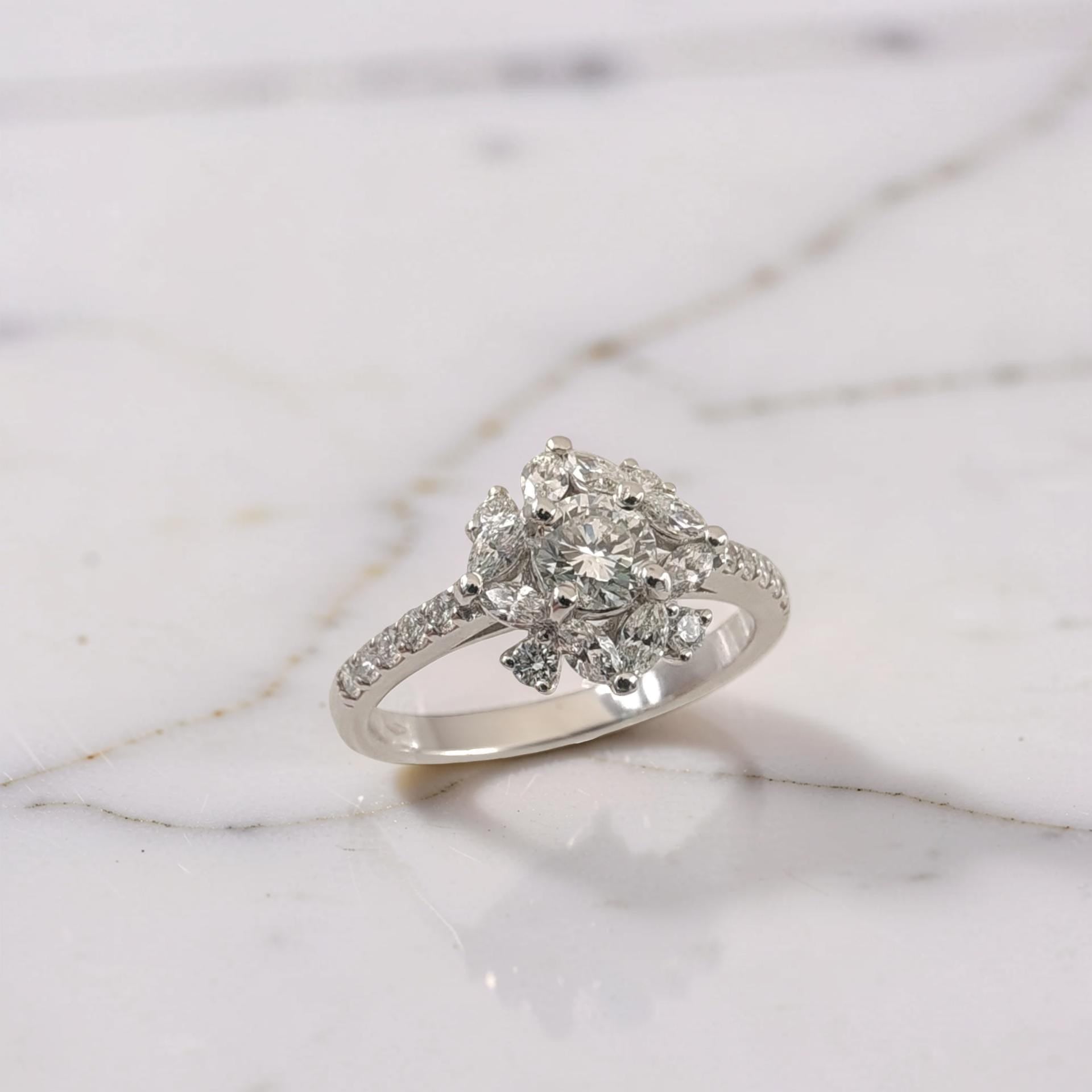 Anello floreale in oro bianco 18Kt con diamante centrale taglio brillante da 0,51 ct e diamanti taglio marquise e brillante Meteore Gioielli