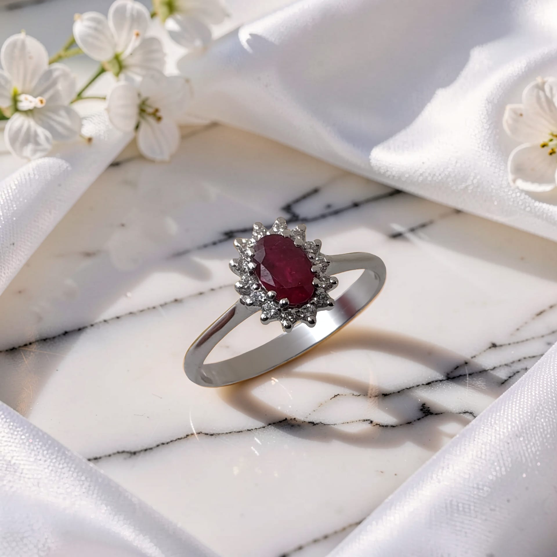 Anello in oro 18 kt con rubino naturale ovale da 0,57 carati e contorno di diamanti taglio brillante da 0,12 carati totali