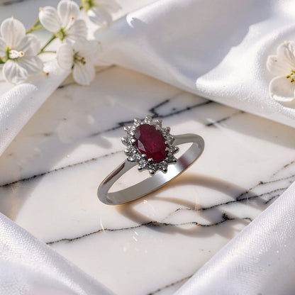 Anello in oro 18 kt con rubino naturale ovale da 0,57 carati e contorno di diamanti taglio brillante da 0,12 carati totali