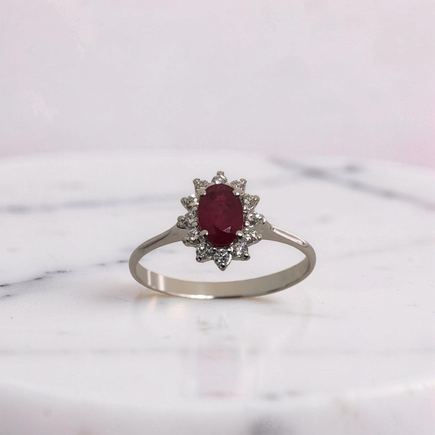 anello in oro bianco 18kt con rubino naturale da 0.66 ct e diamanti meteore gioielliù