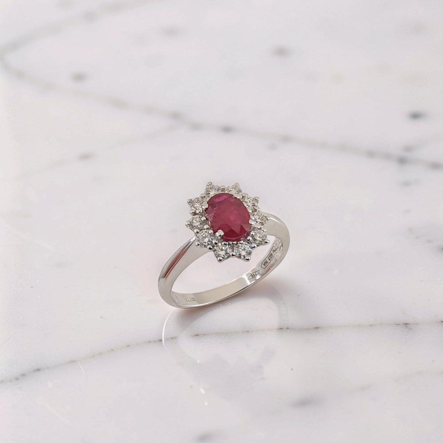 anello in oro bianco 18kt con rubino naturale da 0,98 ct e diamanti da 0,48 ct firmato meteore gioielli