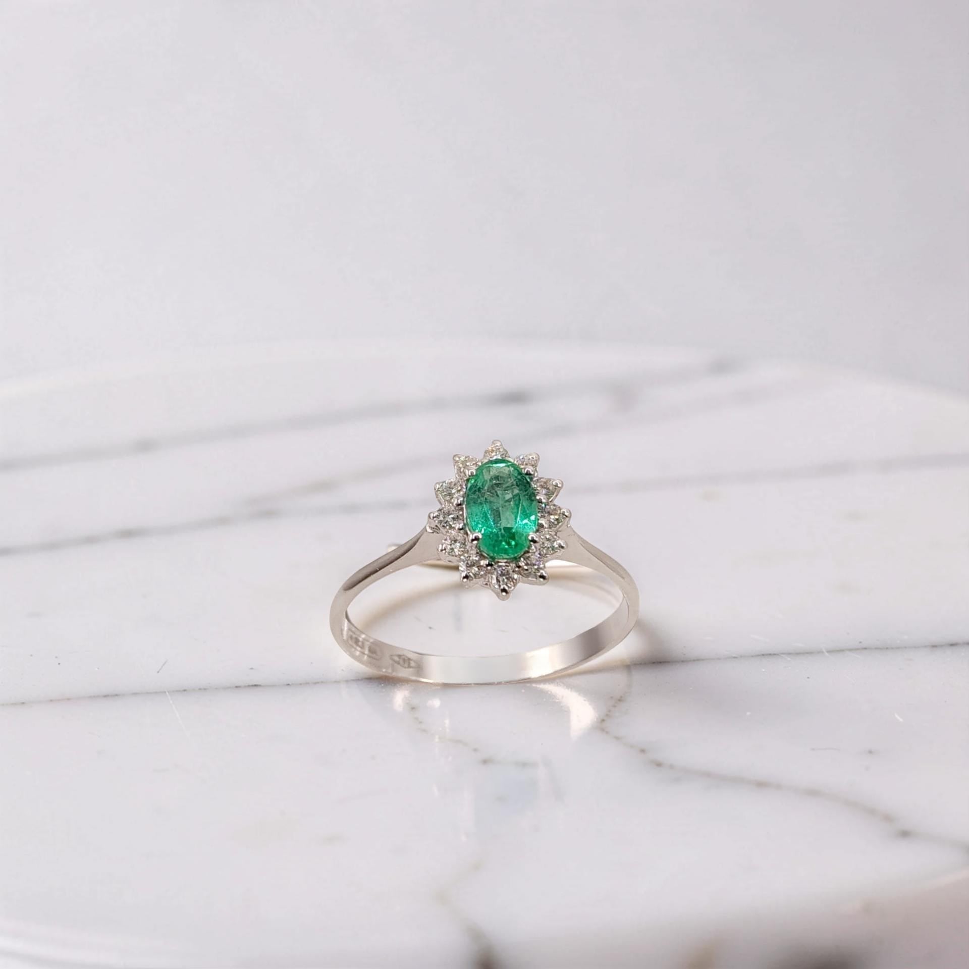 Anello in Oro Bianco 18Kt con Smeraldo Naturale 0.43 ct e Diamanti Naturali 0.16 ct Meteore Gioielli