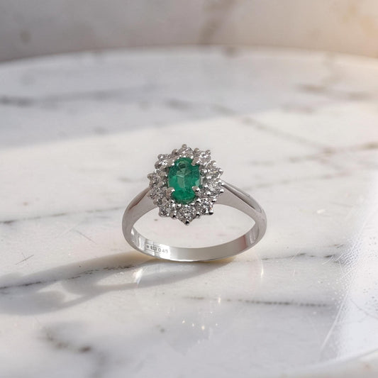 Anello in Oro Bianco 18Kt con Smeraldo Naturale da 0.44 ct e Diamanti da 0.33 ct  G VS1 di Meteore Gioielli