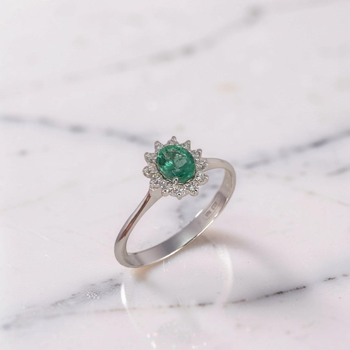 anello in oro bianco 18kt, smeraldo naturale 0,36 ct dal taglio più profondo e dimensioni contenute, diamanti 0,11 ct g/vs1 a contorno.