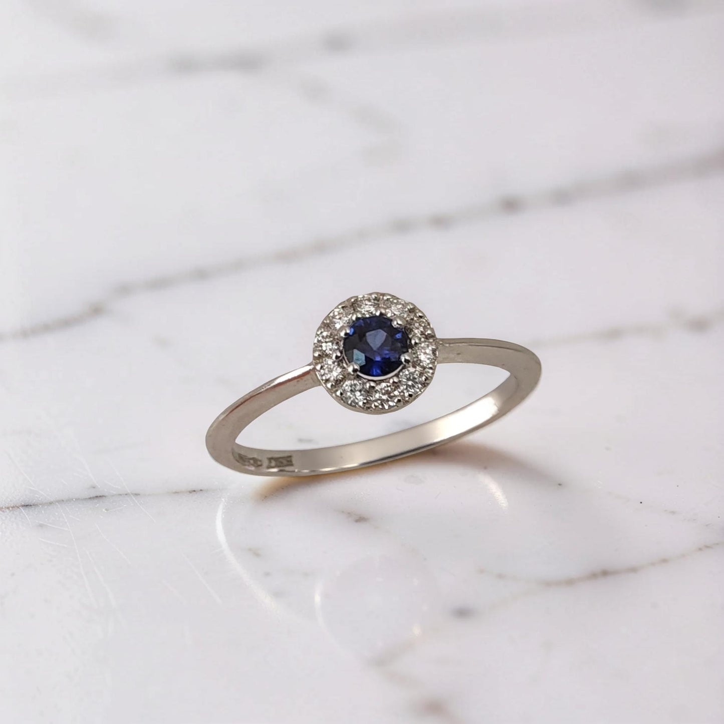 anello in oro bianco 18kt con zaffiro rotondo  naturale blu 0.22 ct e diamanti taglio brillante 0.11 ct g vs1 firmato meteore gioielli