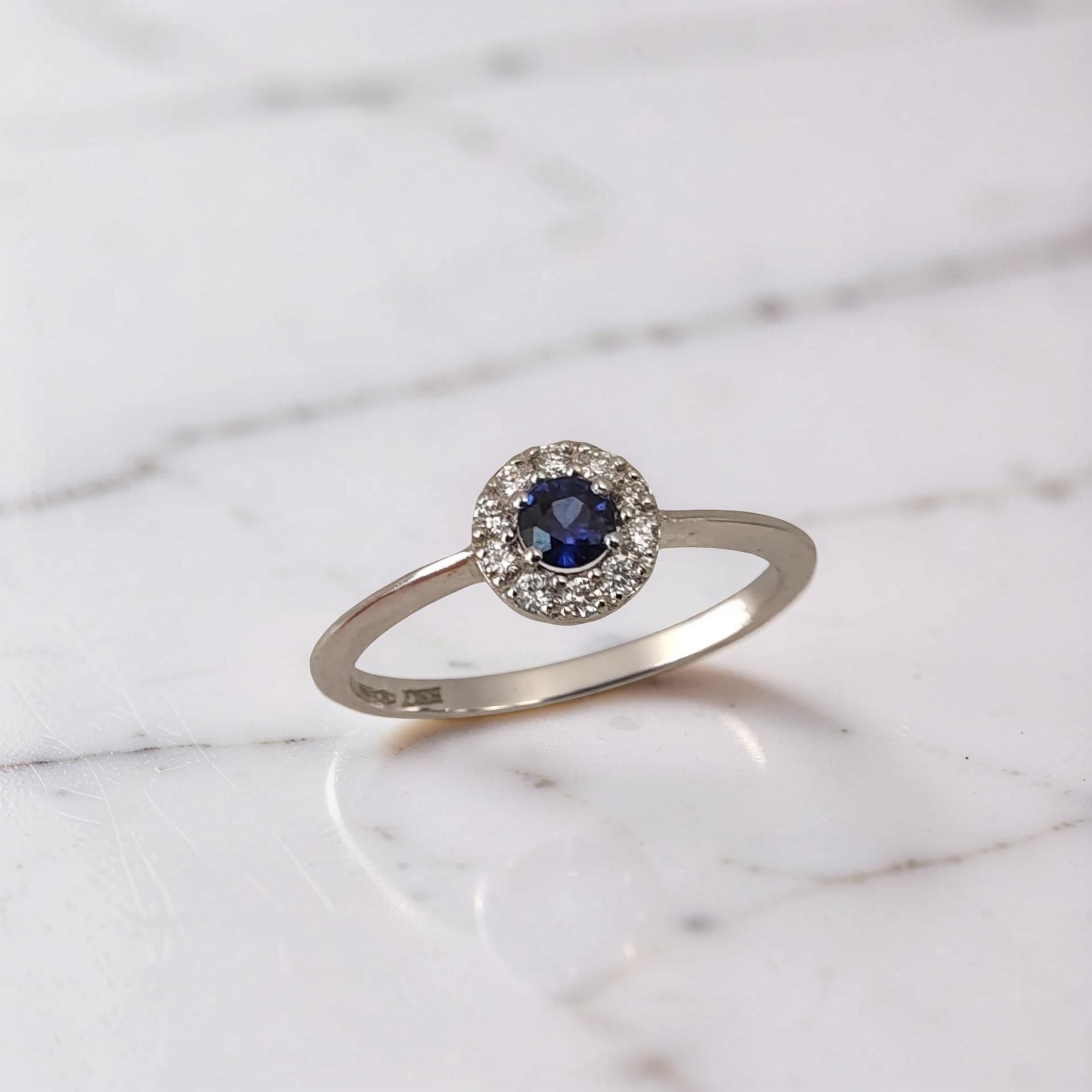 Anello in oro bianco 18Kt con zaffiro rotondo  naturale blu 0.22 ct e diamanti taglio brillante 0.11 ct G VS1 firmato Meteore Gioielli
