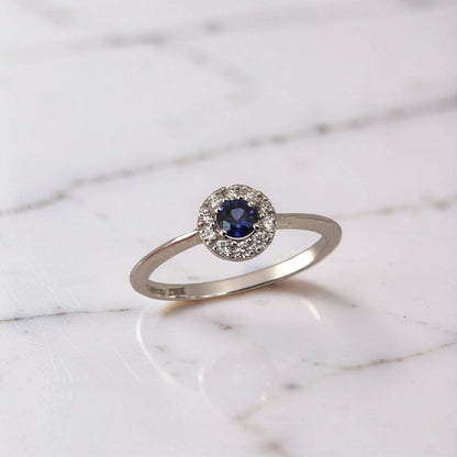 Anello in oro bianco 18Kt con zaffiro rotondo  naturale blu 0.22 ct e diamanti taglio brillante 0.11 ct G VS1 firmato Meteore Gioielli