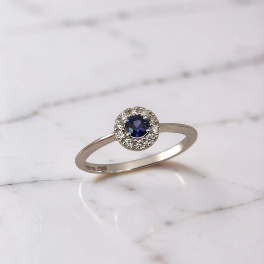 Anello in oro bianco 18Kt con zaffiro rotondo  naturale blu 0.22 ct e diamanti taglio brillante 0.11 ct G VS1 firmato Meteore Gioielli