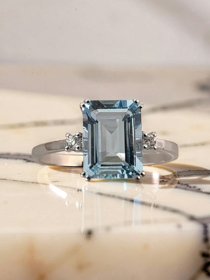 Anello oro bianco 18kt con acquamarina naturale rettangolare 1,90 ct e due diamanti laterali, vista frontale